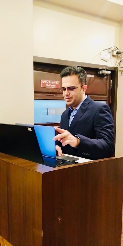 Dr Rohit Luthra Best Orthopedic | Robotic Joint Replacement | Arthroscopy Doctor | Hip & Knee Specialist Surgeon in Pune